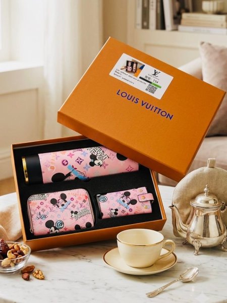 طقم ثيرموس مع مدالية وجزدان ميني LV زهري